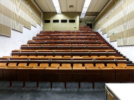 Hörsaal mit einförmigen Sitzreihen